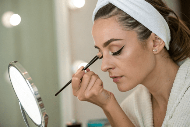 مرحله چهارم – استفاده از ریمل و خط چشم